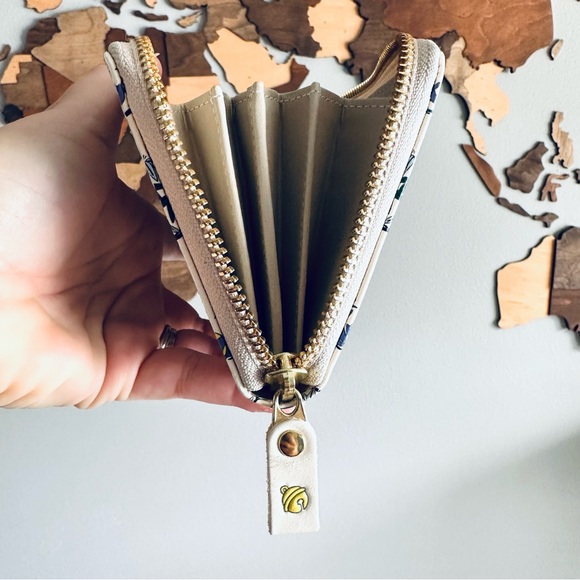 Bunkoya Oozeki Asakusa Yuzen Cat Nibi Iro Long Japan Floral Embossed Wallet - Picture 9 of 11